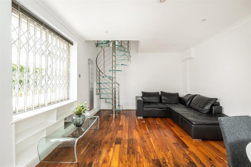Flat Chepstow Crescent in Greater London