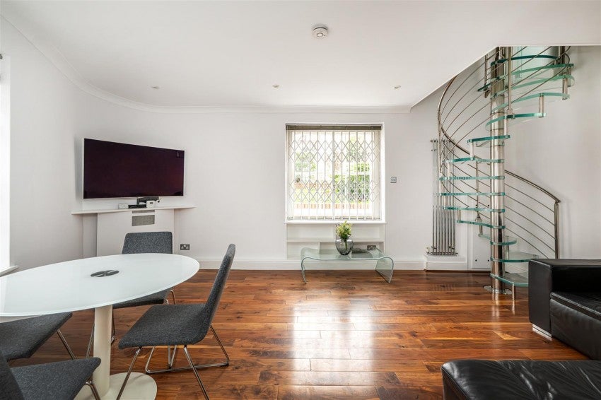 Flat Chepstow Crescent in Greater London