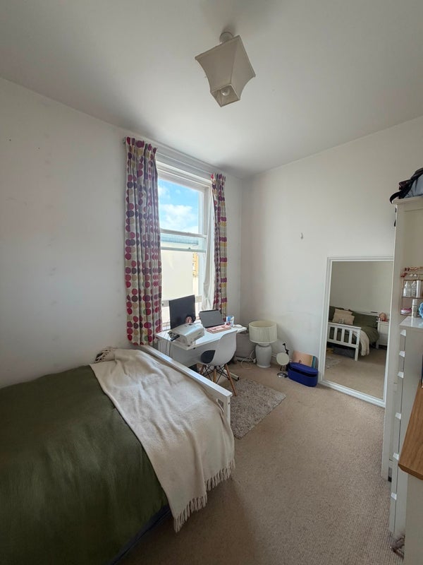 Room Trinity Road in Greater London