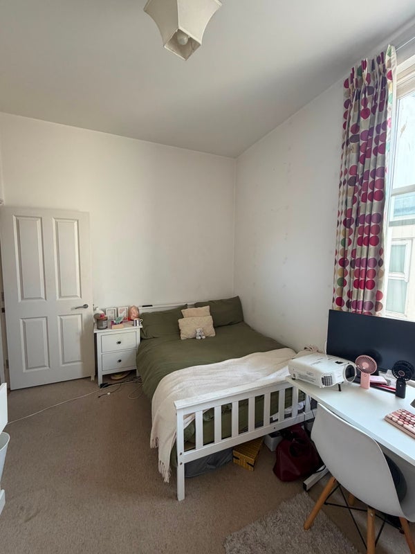 Room Trinity Road in Greater London