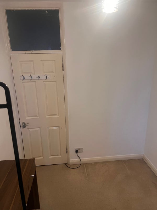 Room Halstead Road in Greater London