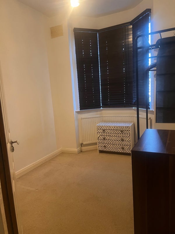 Room Halstead Road in Greater London
