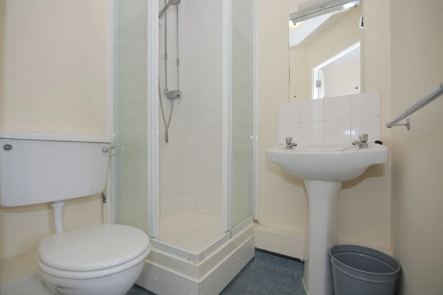 Room Vernon Close in Borough of Spelthorne