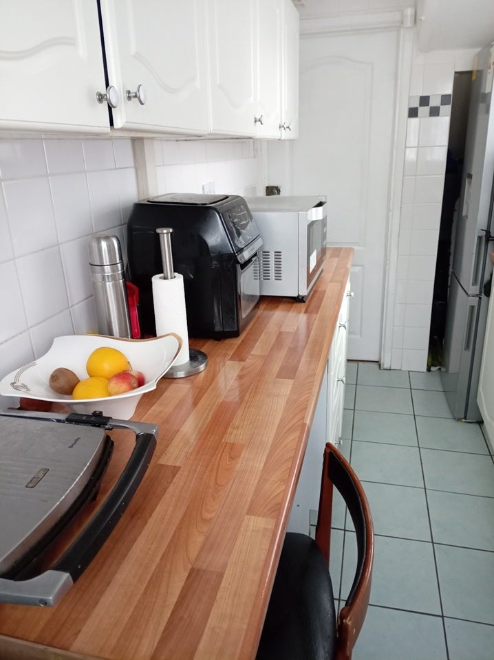 Room Valence Avenue in Greater London
