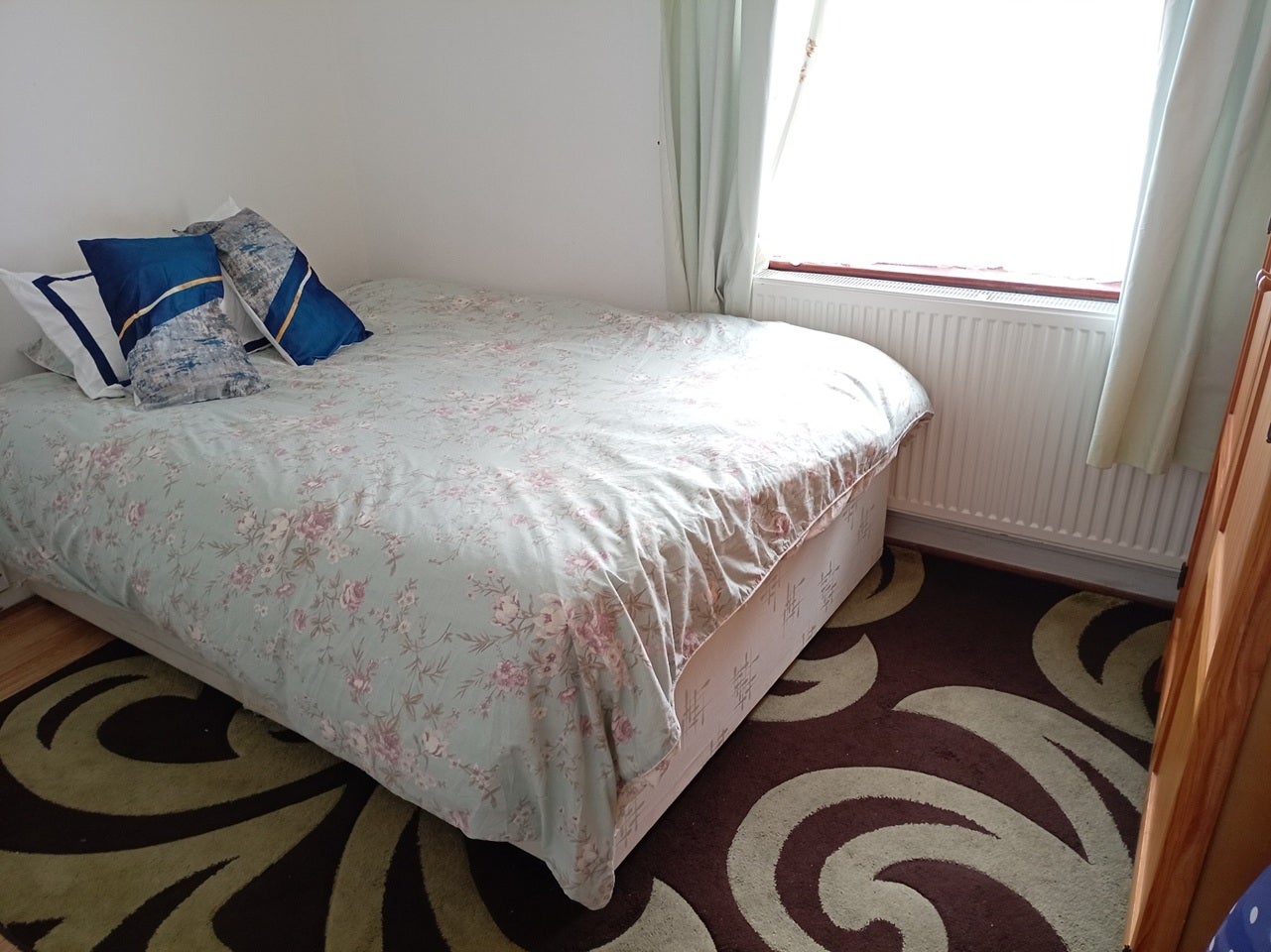 Room Valence Avenue in Greater London