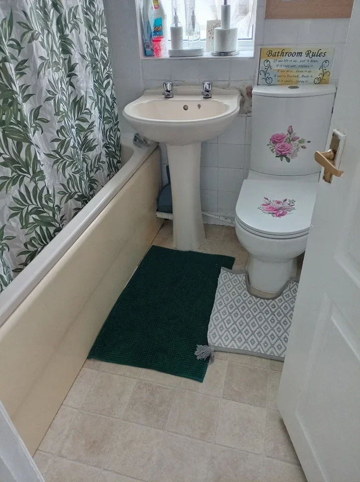 Room Valence Avenue in Greater London