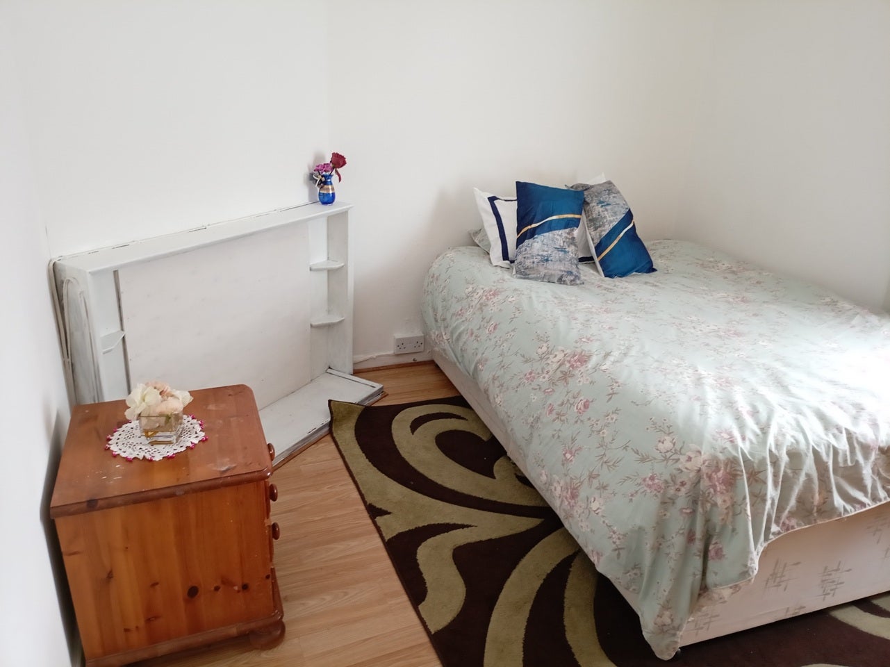 Room Valence Avenue in Greater London