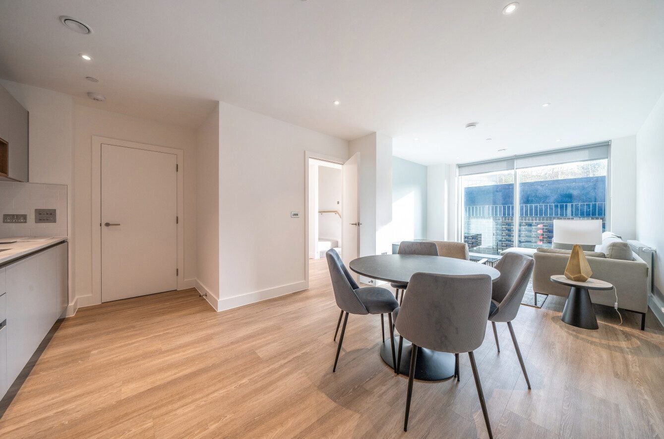 Flat Glenside Grove in Greater London