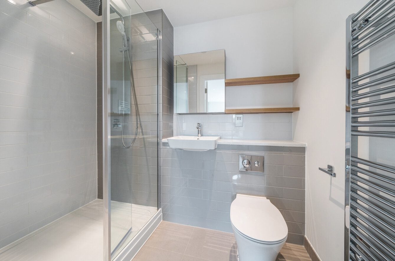 Flat Glenside Grove in Greater London