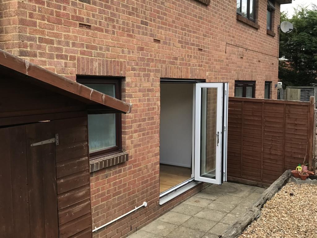 Flat Charrington Way in Horsham