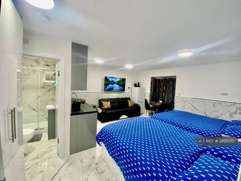 Flat Abbotswood Way in Greater London