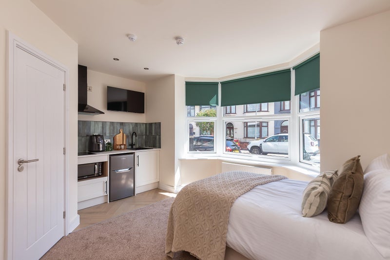 Room Willowdale Road in Liverpool