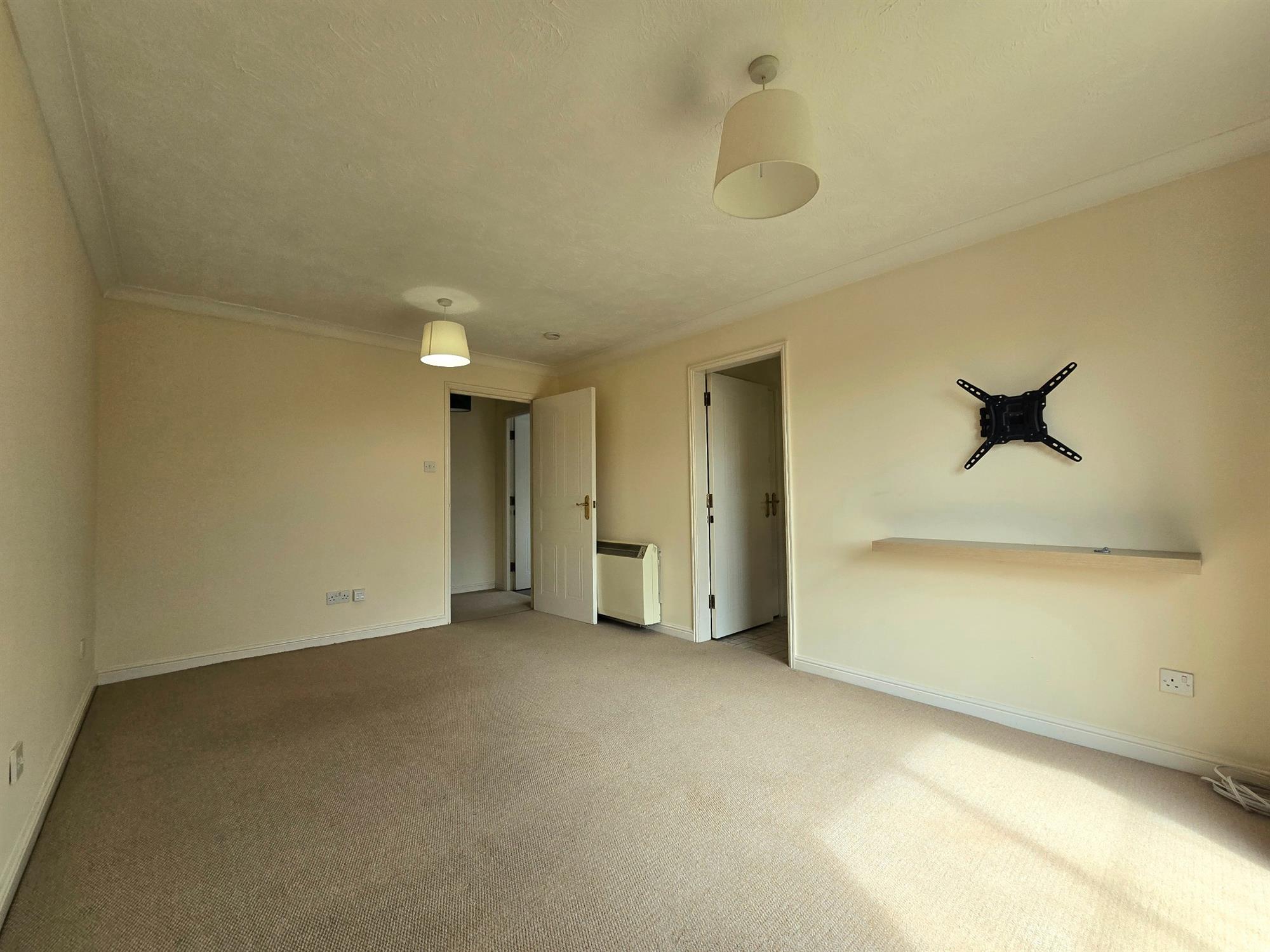Flat Hulton Close in Southampton