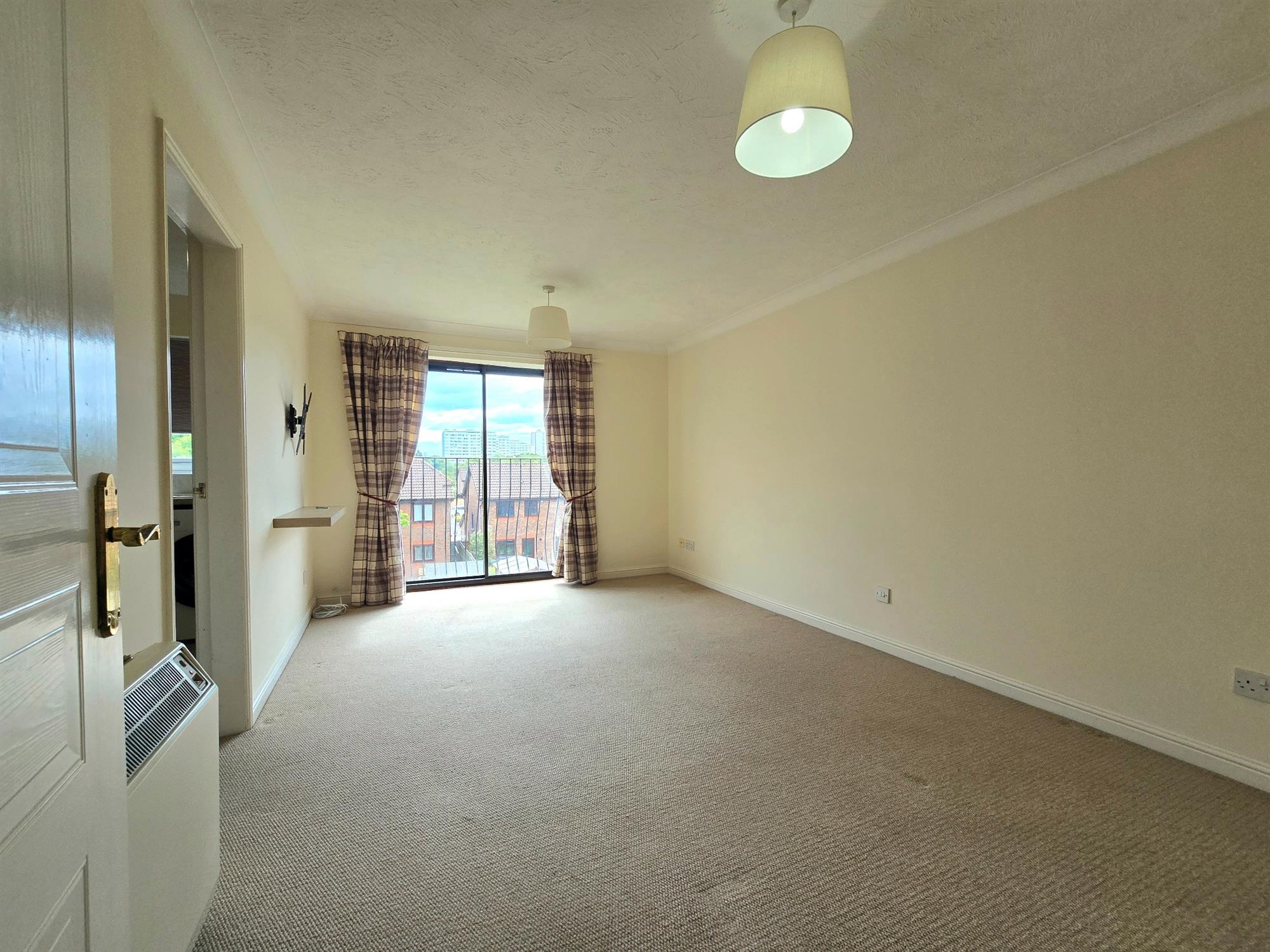 Flat Hulton Close in Southampton