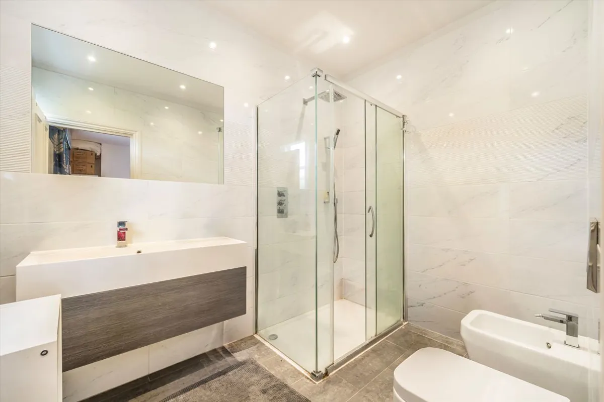 Flat Paddenswick Road in Greater London