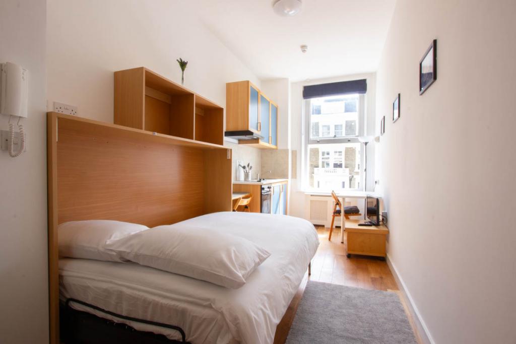 Flat Penywern Road in Greater London