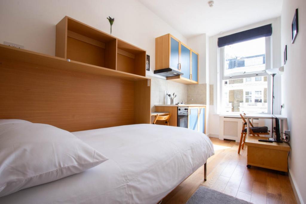 Flat Penywern Road in Greater London