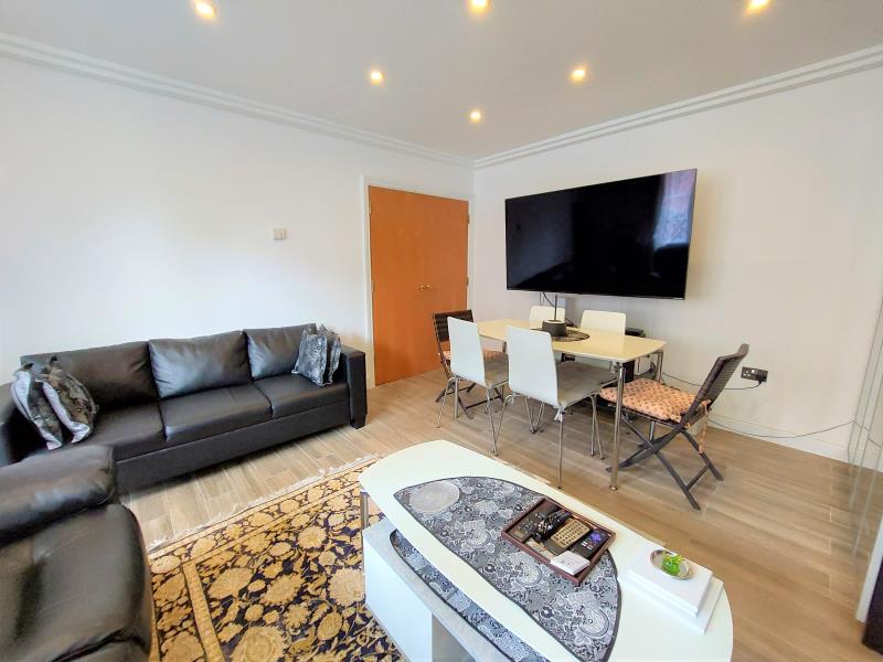 Flat Kidderpore Avenue in Greater London