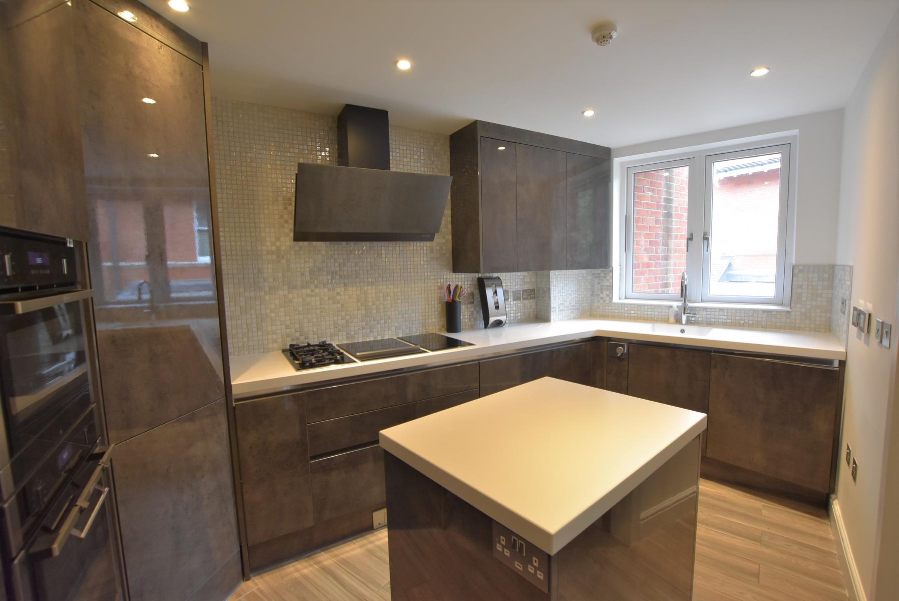 Flat Kidderpore Avenue in Greater London