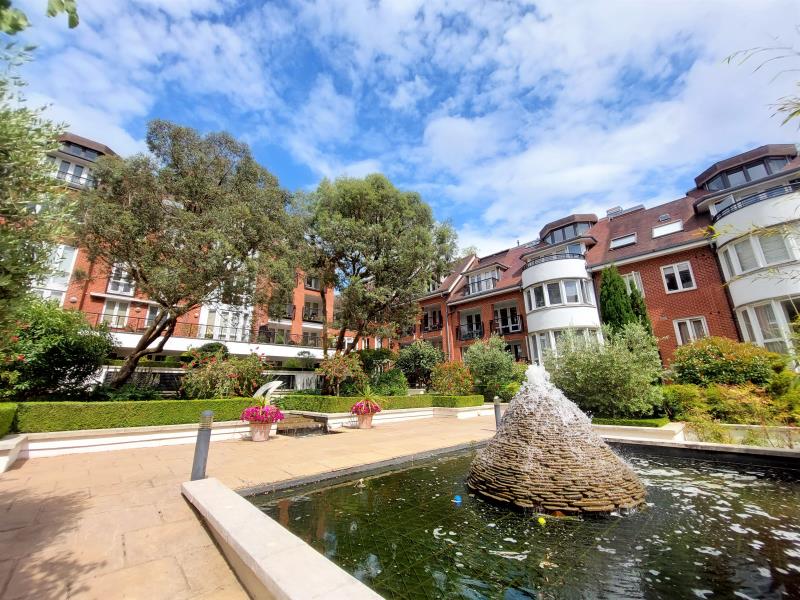 Flat Kidderpore Avenue in Greater London