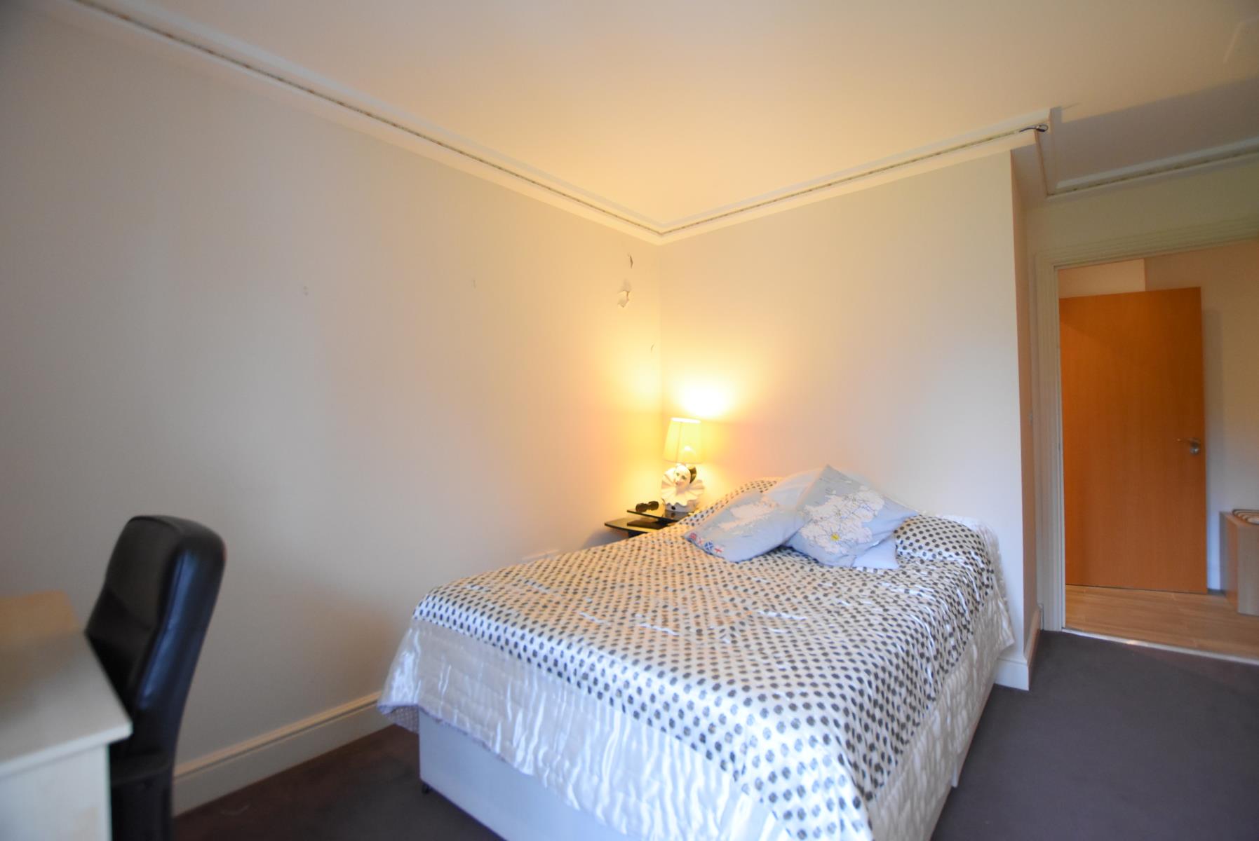Flat Kidderpore Avenue in Greater London