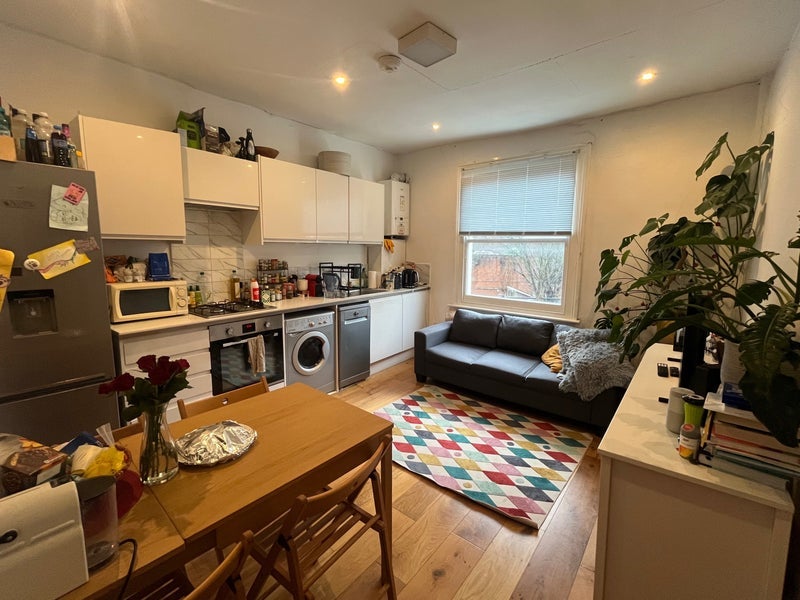 Flat Stock Orchard Crescent in Greater London