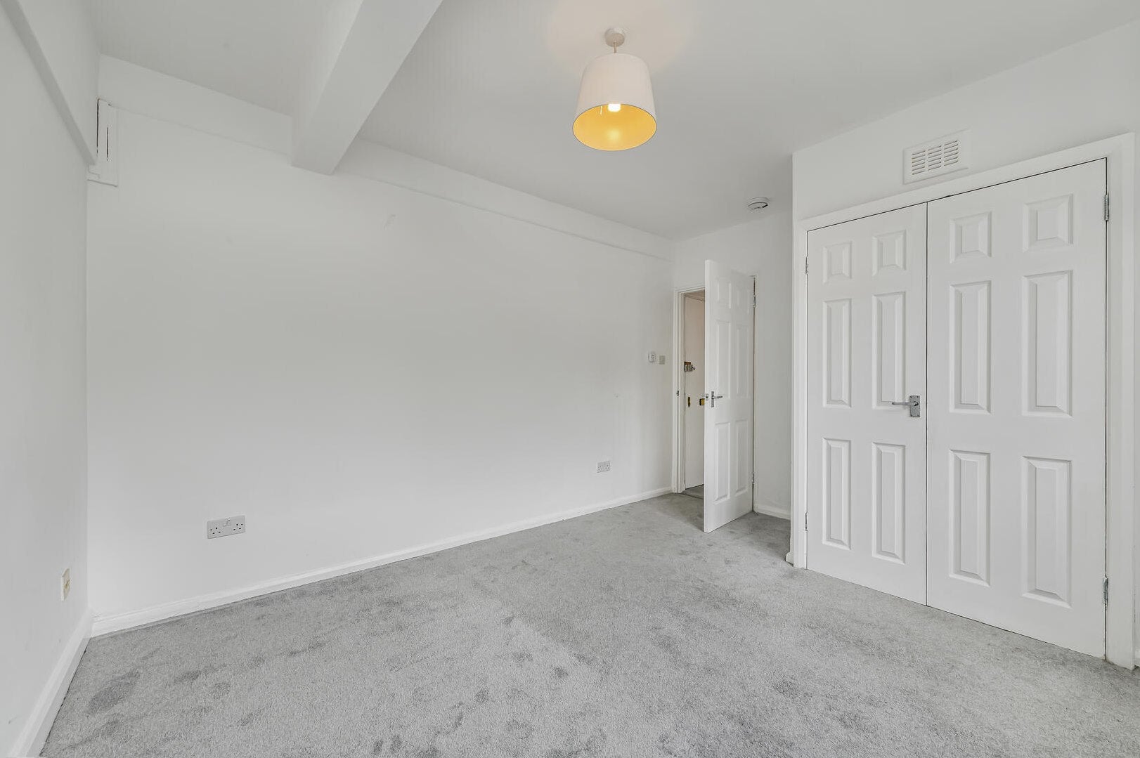 Flat Sloane Avenue in Greater London