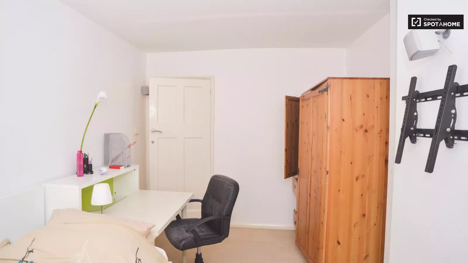Flat Lions Close in Greater London