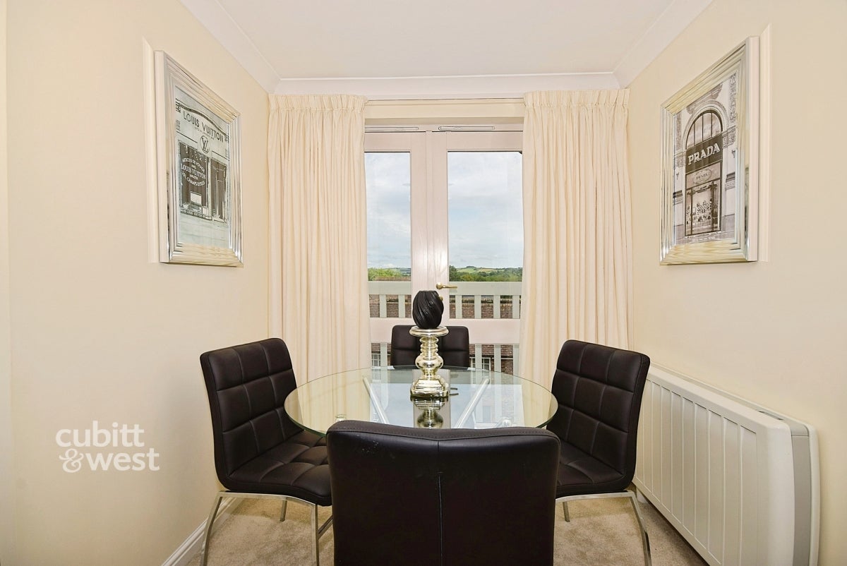 Flat Croydon Road in Caterham