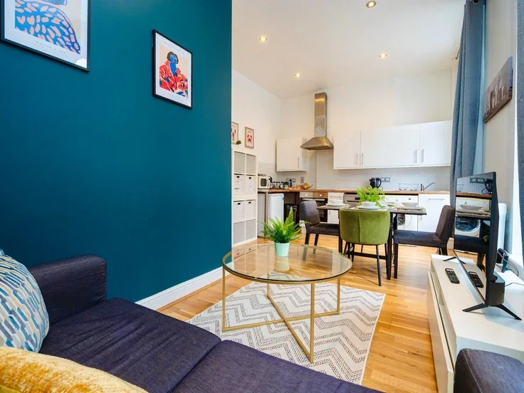 Flat Fortune Street in Greater London