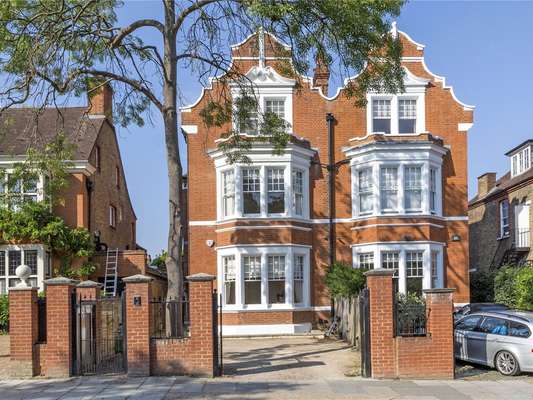 House Spring Grove Road in Greater London