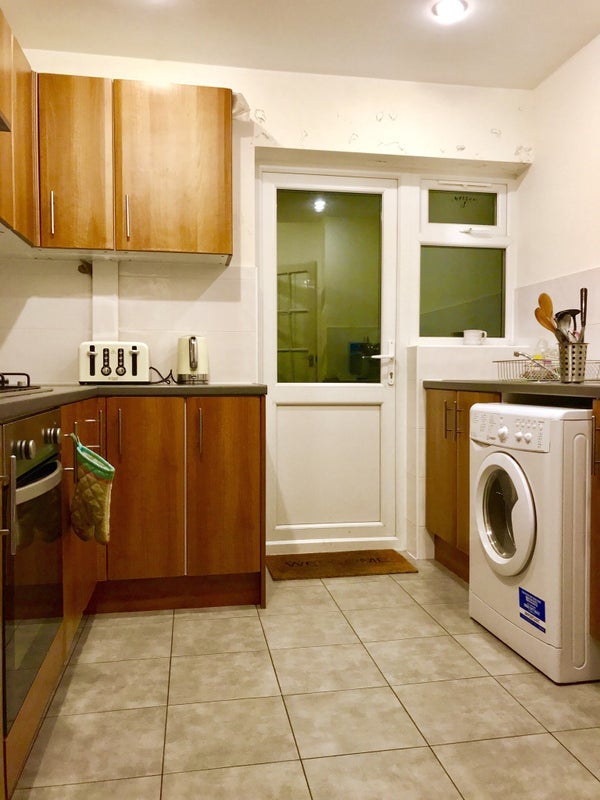 Room Barnard Road in Greater London