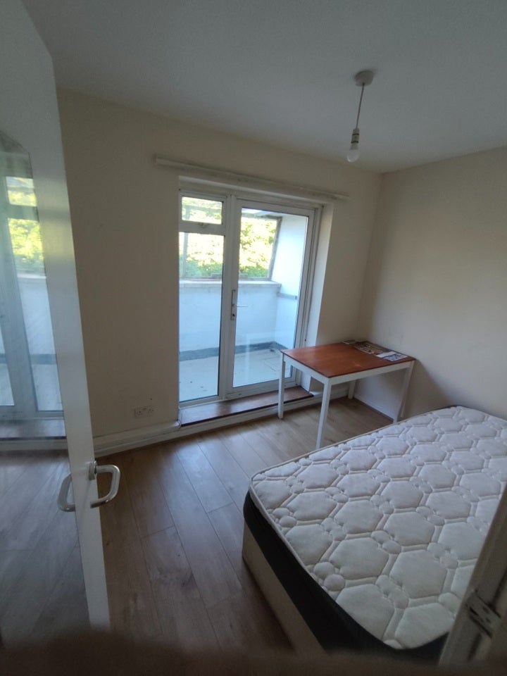 Flat Central Avenue in Greater London