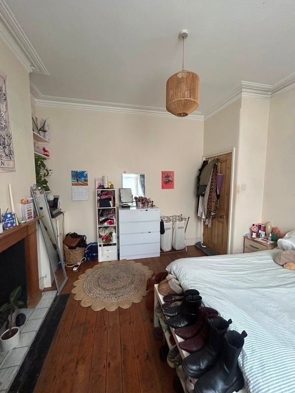 Room Hazelbourne Road in Greater London