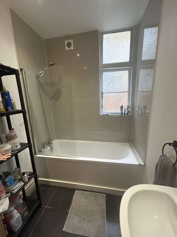 Room Hazelbourne Road in Greater London