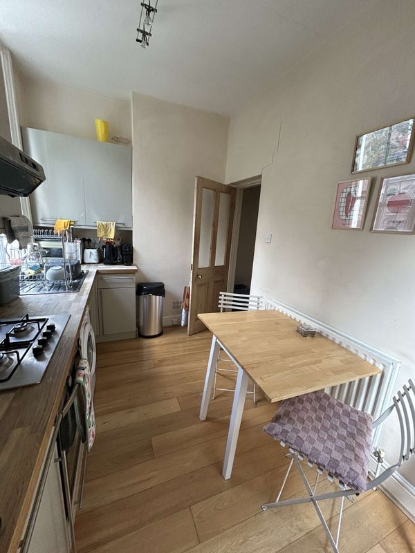 Room Hazelbourne Road in Greater London