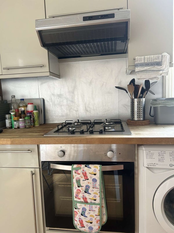 Room Hazelbourne Road in Greater London