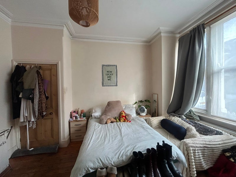 Room Hazelbourne Road in Greater London