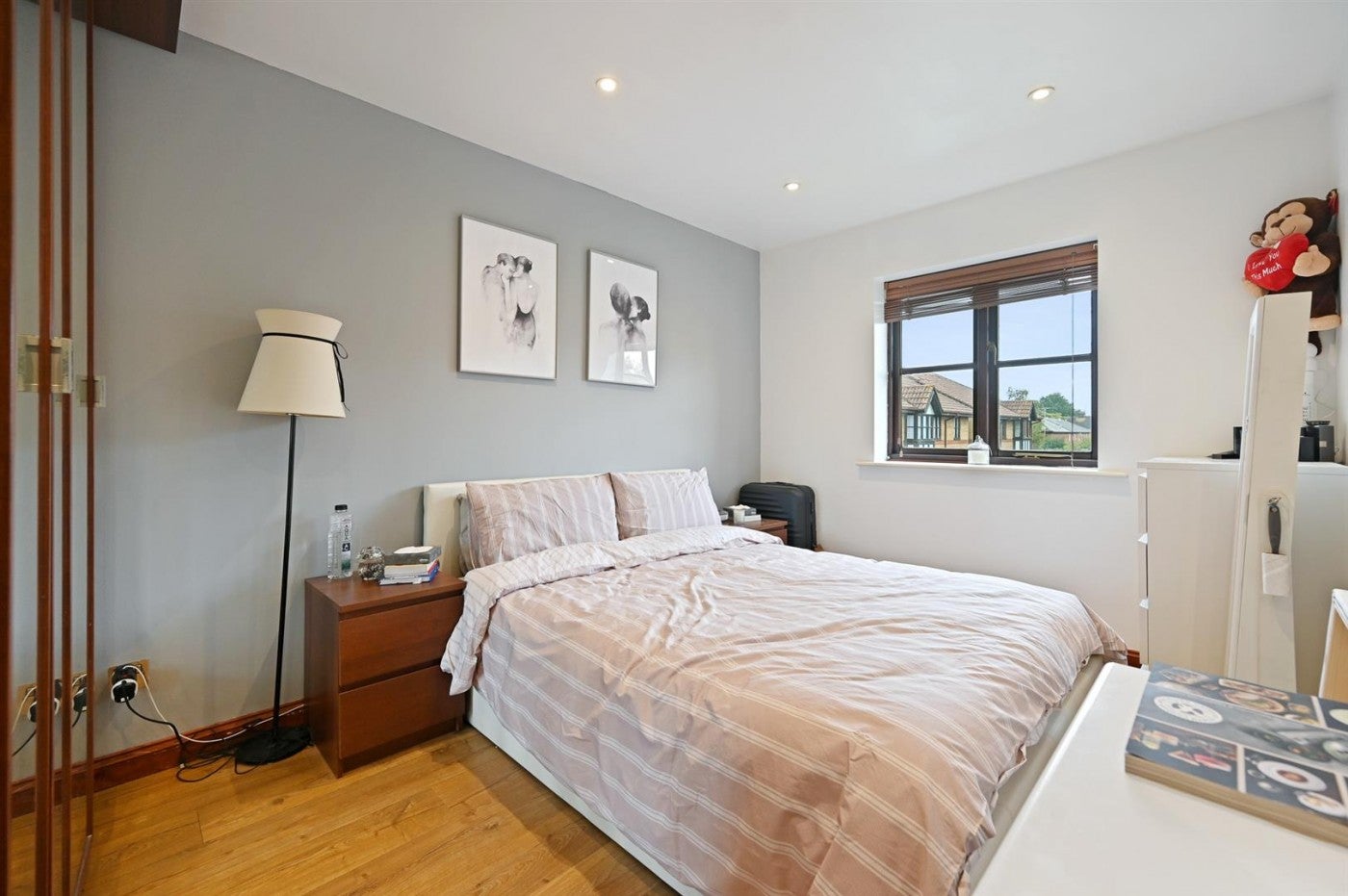 Flat Woodvale Way in Greater London