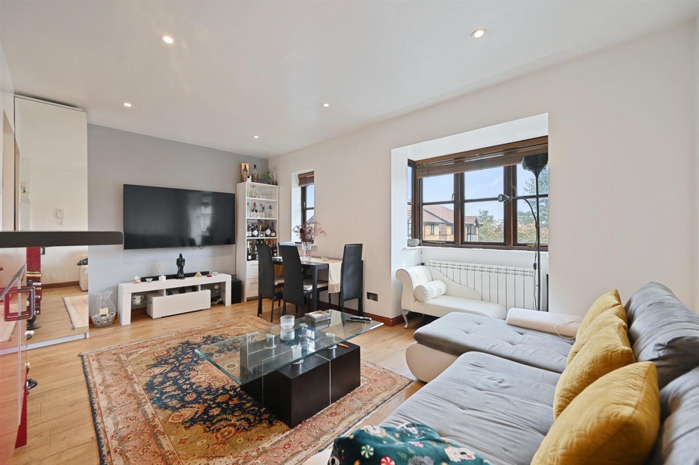 Flat Woodvale Way in Greater London