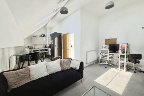 Flat Northbrook Crescent in Basingstoke and Deane