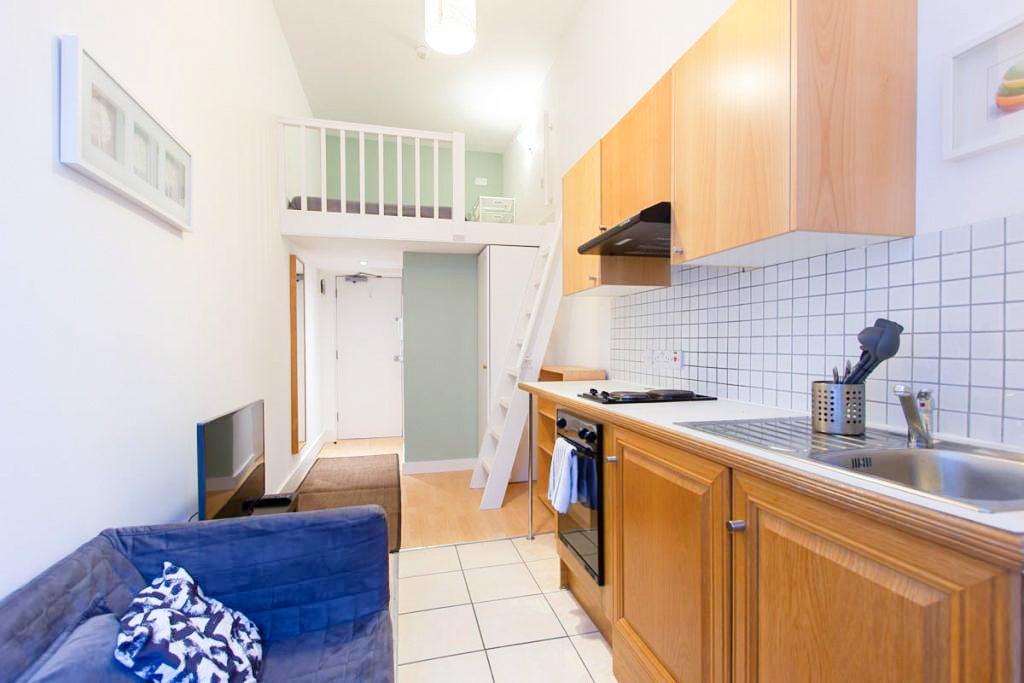 Flat Penywern Road in Greater London