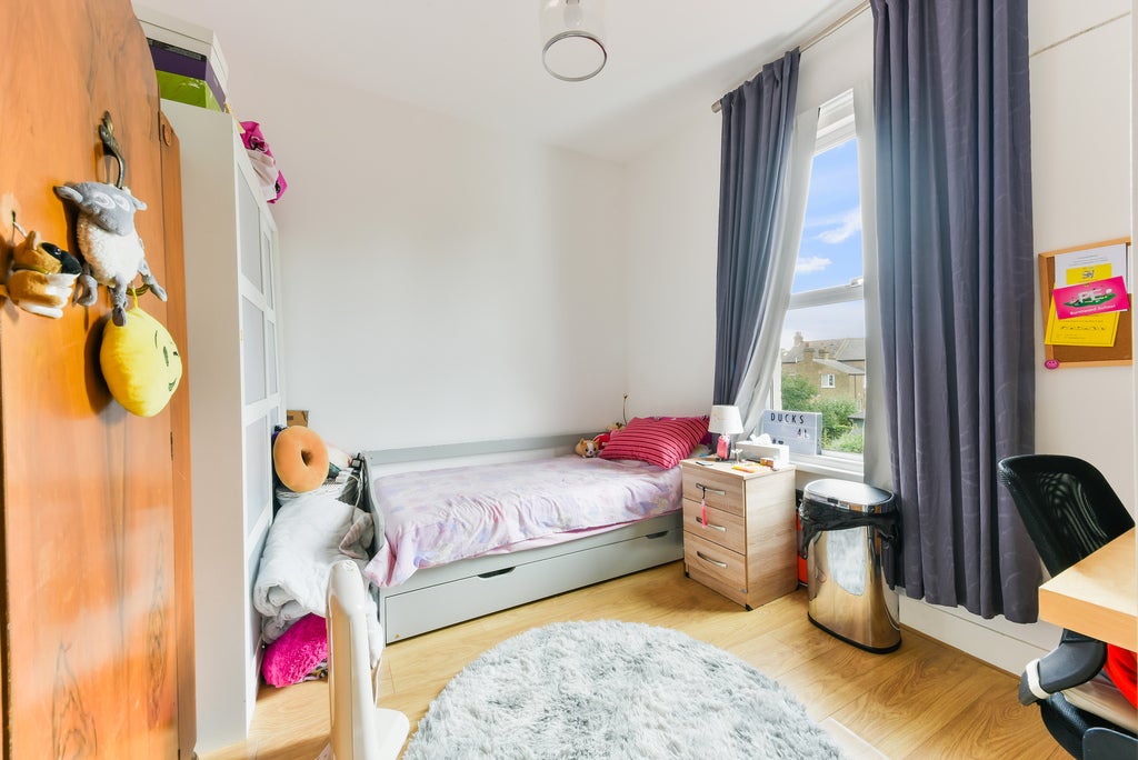 Flat Wilton Road in Greater London