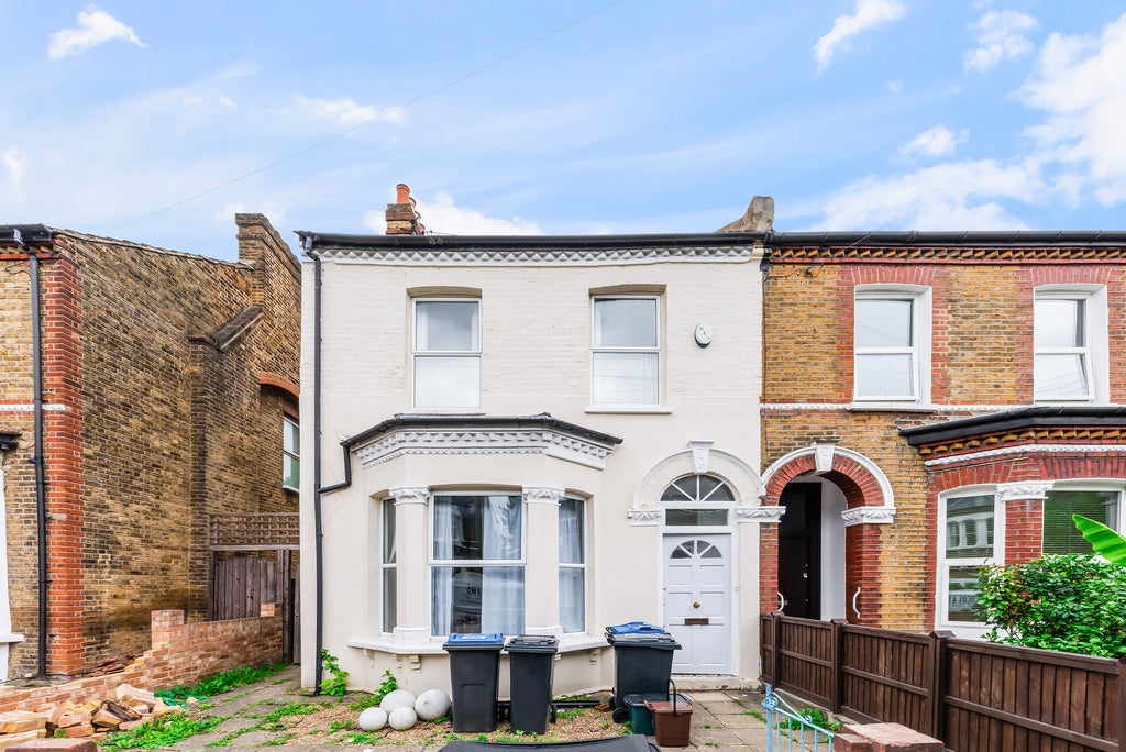 Flat Wilton Road in Greater London