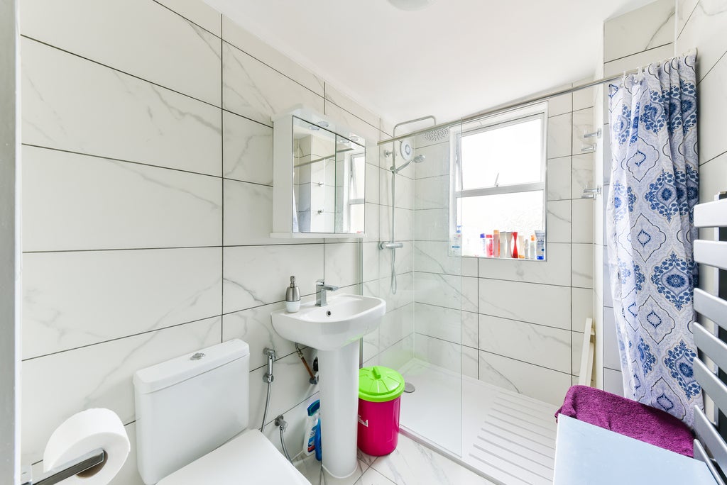 Flat Wilton Road in Greater London