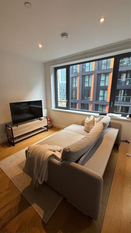 Flat Ponton Road in Greater London