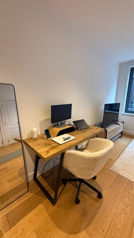 Flat Ponton Road in Greater London