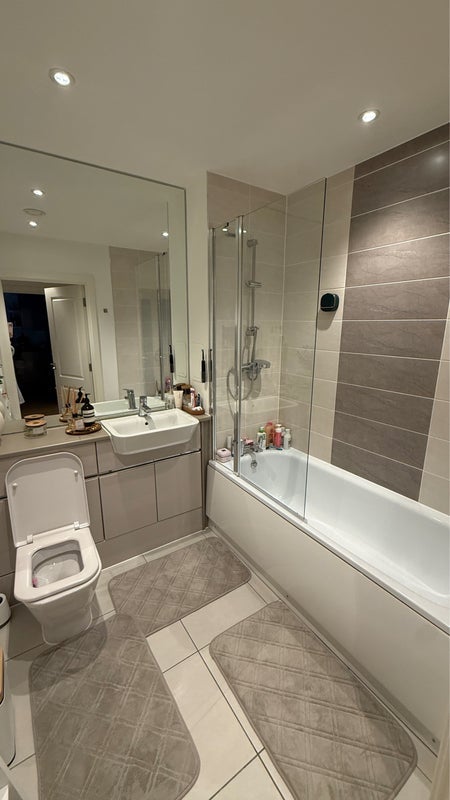 Flat Ponton Road in Greater London