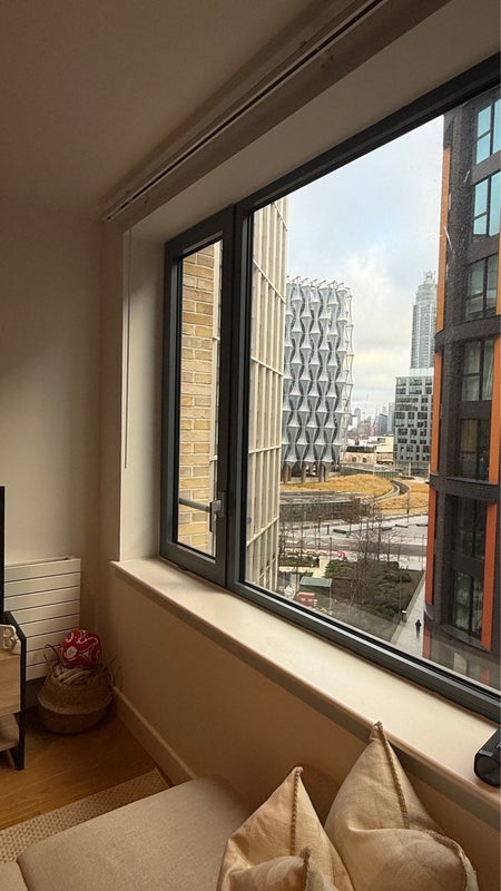 Flat Ponton Road in Greater London