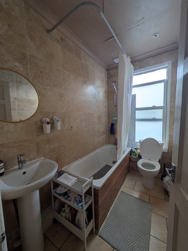 Room Hermitage Road in Greater London